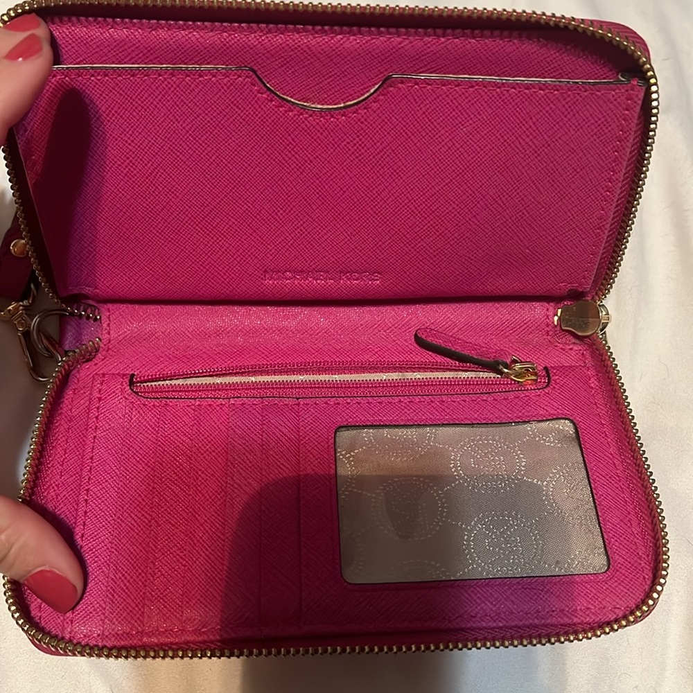 EUC…Michael Kors Clutch Wristlet Zip Wallet - Picture 3 of 5